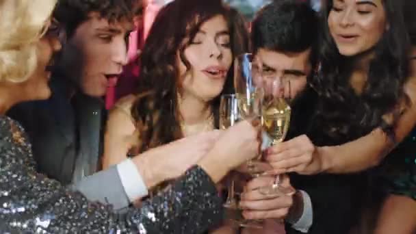 Davanti alla telecamera un bel gruppo di amici che festeggiano un nuovo anno festeggiano con bicchieri di champagne sorridenti grandi si sentono felici — Video Stock