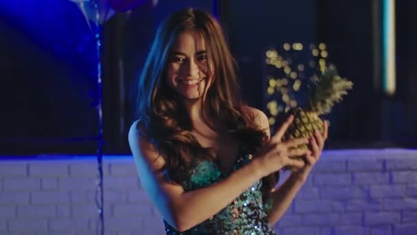 Very attractive charismatic lady at birthday party playing funny with a pineapple she feeling so excited and smiling large. Shot on ARRI Alexa Mini — Stock Video