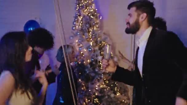Жорстка новорічна вечірка красиві молоді харизматичні люди танцюють і насолоджуються вечіркою, яку вони відчувають збудженими і усміхненими великими — стокове відео