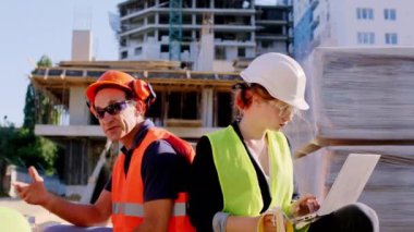 Karizmatik ustabaşı ve çok ırklı takımı dışarıda biraz yemek yiyor ve birlikte tartışarak eğleniyorlar.