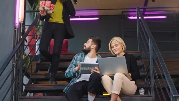 In biblioteca una studentessa giapponese porta un caffè fresco ai suoi colleghi mentre fanno i compiti di classe. — Video Stock