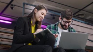 Akıllı gözlüklü kameraman ve Japon bir bayanın önünde çalışırken kredi kartıyla internetten bir şeyler sipariş ediyorlar.