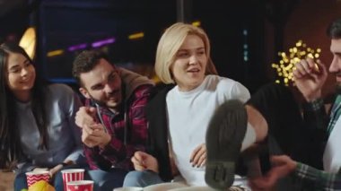 Kameraya yakın arkadaşlarla birlikte harika zaman geçiriyoruz. Oturma odasında sohbet ederken ve kanepede otururken komik şeyler yapıyoruz.