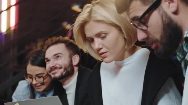 Fantastico bel gruppo di lavoratori dall'ufficio primo piano alla telecamera che fanno un piano di lavoro insieme discutendo e analizzando tutti i dettagli — Video Stock