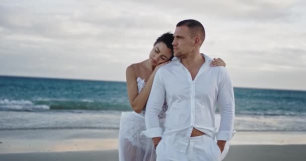Romantico giovane coppia sentimento molto eccitato si abbracciano accanto al lato spiaggia — Video Stock