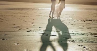 Sahilde, arka planda, kamera önünde duran çift deniz manzarası inanılmaz.