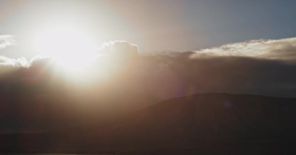 Amazing sky view with a beautiful sun from the sky in front of the camera capturing video — Stock Video