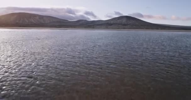 Идеальный удивительный пейзаж горы и моря перед камерой — стоковое видео