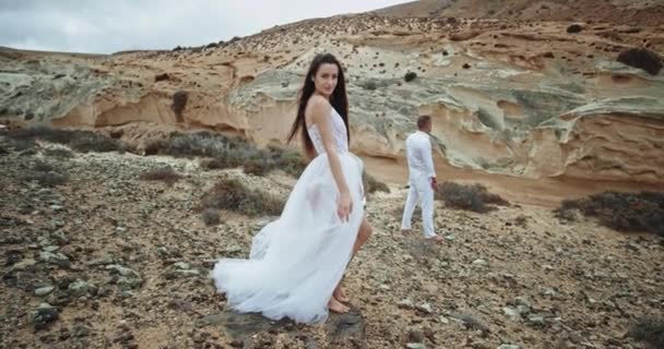 Atractiva dama y el hombre de pie delante de la cámara mirando directamente en la increíble vista del paisaje se sienten muy románticos — Vídeos de Stock