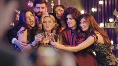Karizmatik çok ırklı arkadaş grubu bir doğum günü partisi veriyor. Hatıralar için fotoğraf çekiyorlar. Genç bir adam fotoğraf çekmeye çalışıyor.