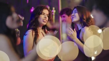 Güzel bir parti atmosferi var. İki güzel bayan bir bardak şampanya içerken sohbet ediyorlar. Çok heyecanlılar.
