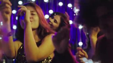 Harika bir parti atmosferi var. Çok heyecanlı ve mutlu dans eden bir grup. Bir yandan da biraz pırıltı tutuyorlar..