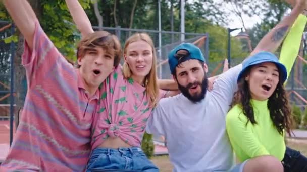 Grupul multietnic de prieteni stil hipster se bucură de timpul petrecut împreună într-un parc de patine urban în fața portretului camerei — Videoclip de stoc