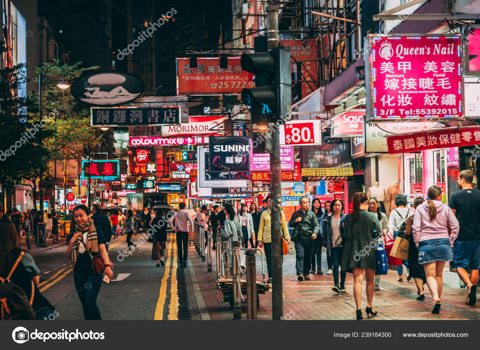 2018年3月4日香港晚上的旺角道旺角的特点是新旧多层建筑的混合体街道上有商店和餐馆—— 库存社论照片© tganclerz #239184300