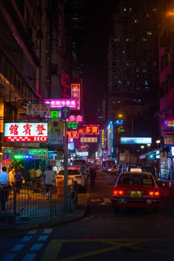 Hong Kong - Mart 4,2018: Mong kok yol gece Hong Kong. Mong kok bir karışımı eski ve yeni çok katlı binalar, dükkanlar ve restoranlar sokak düzeyinde ile karakterizedir.
