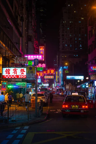 2018年3月4日 香港晚上的旺角道 旺角的特点是新旧多层建筑的混合体 街道上有商店和餐馆 — 图库照片