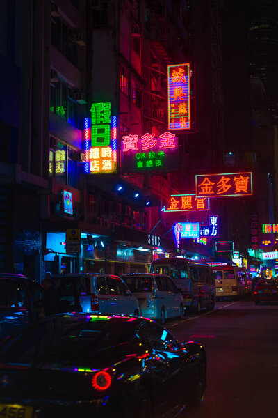 Гонконг - 4 марта 2018 года: Монг Кок дороги ночью в Гонконге. Монг Кок характеризуется смесью старых и новых многоэтажных зданий, с магазинами и ресторанами на уровне улицы
.