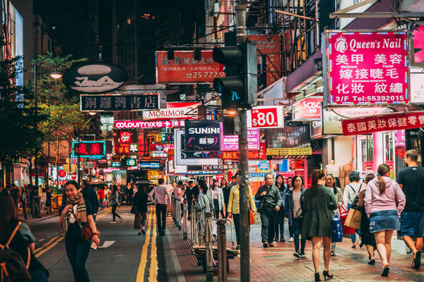 Гонконг - 4 марта 2018 года: Монг Кок дороги ночью в Гонконге. Монг Кок характеризуется смесью старых и новых многоэтажных зданий, с магазинами и ресторанами на уровне улицы
.