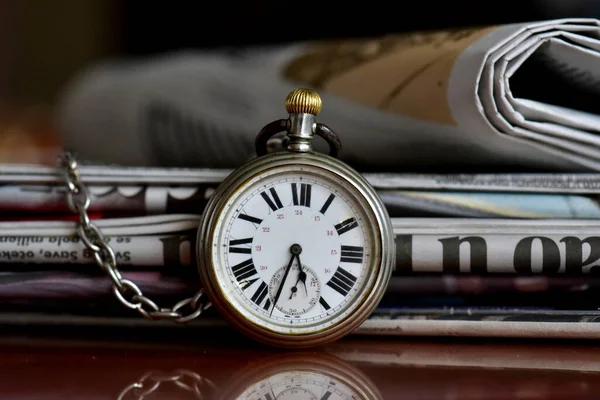 Reloj Bolsillo Viejo Una Mesa —  Fotos de Stock