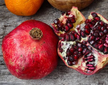 Ahşap zemin üzerinde nar