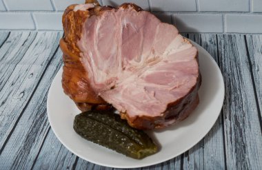 bir tabak üzerinde domuz ile hafif bir arka plan üzerinde sebze füme