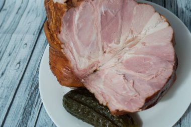 bir tabak üzerinde domuz ile hafif bir arka plan üzerinde sebze füme