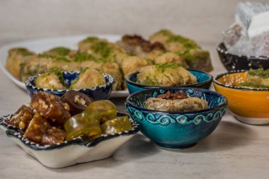 Türk lokumu baklava ve etnik yemekler tabloda çay
