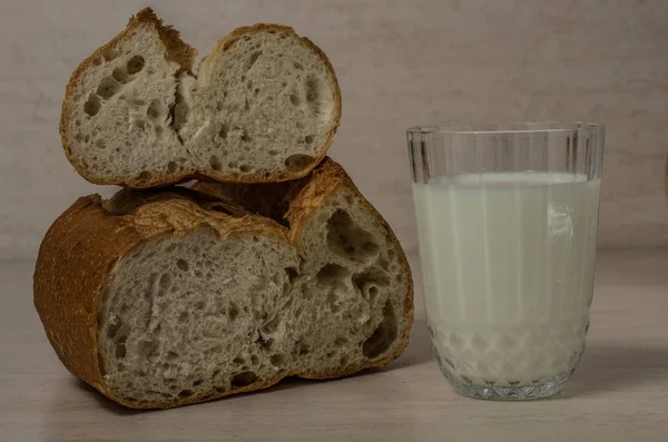Хлеб Хлеб Молоко Столе Светлом Фоне Молока Столе Светлом Фоне — стоковое фото