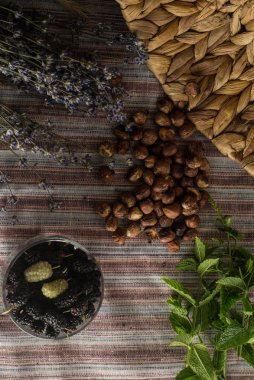 Masada rustik hala yaşam, sepet, fındık, lavanta ve dut