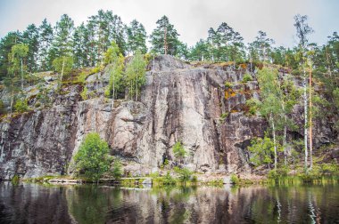 durgun su kıyısında büyük bir kaya
