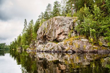 sakin göl kıyısında büyük bir taş