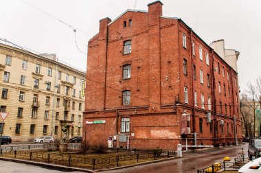 kırmızı tuğlalı bir sokak parçası ile dört katlı evi