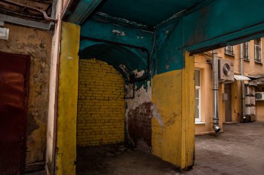 Saint Petersburg merkezinde konut evde sarı tuğla duvar ile kemer