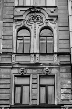 Saint Petersburg şehir merkezinde siyah ve beyaz bir konut ev cephesinde dört pencere