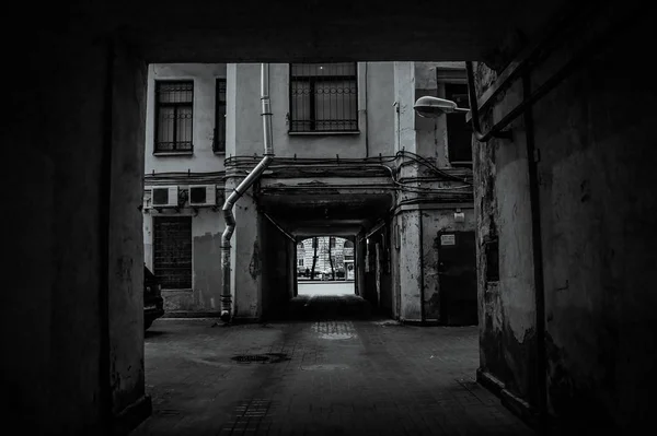 在圣彼得堡市中心的住宅拱门在黑色和白色 — 图库照片