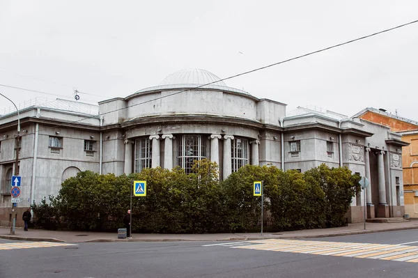 Een Grijze Gebouw Met Kolommen Kruising Kronstadt — Stockfoto