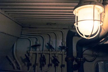 lamba bir kafes içinde bir buzkıran makine dairesi