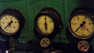 sensör denetim masası ile üç retro bir buz kırıcı makine dairesinde çevirir