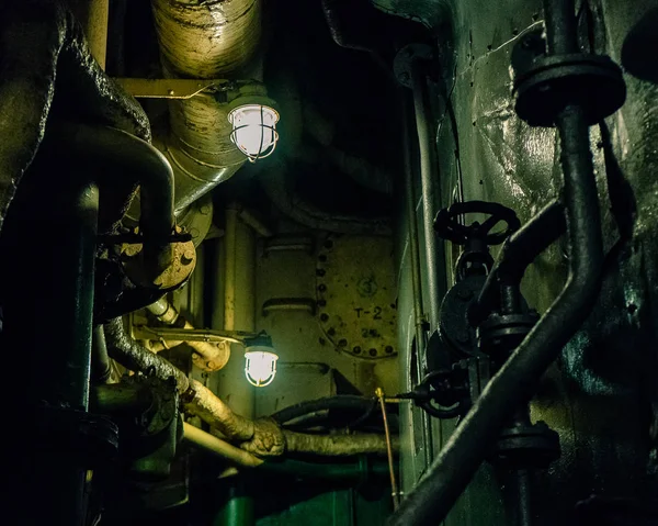 Karanlıkta bir buz kırıcı makine dairesi içinde iki lamba