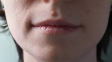 Kızın ağız diş closeup gülümseyen