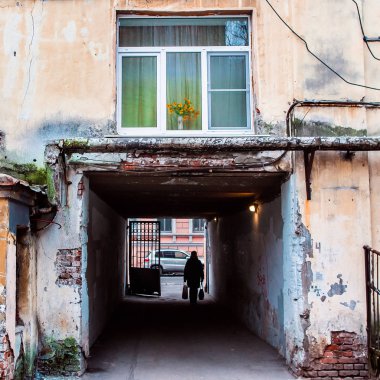 Sankt Petersburg şehir merkezinde bir kare kemer çanta ile bir kadının silüeti