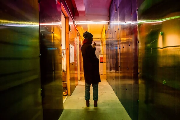 Silhuett Flicka Färgglada Plexiglas Korridor — Stockfoto