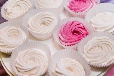 beyaz ve pembe Zephyr beze 