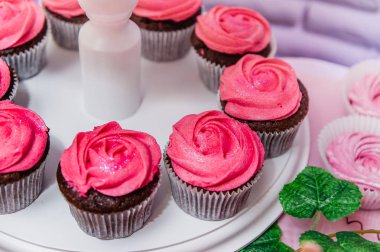 pembe krema ile çikolatalı kek