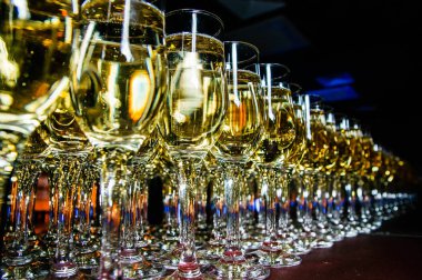 barda şampanya bardakları satır yakın