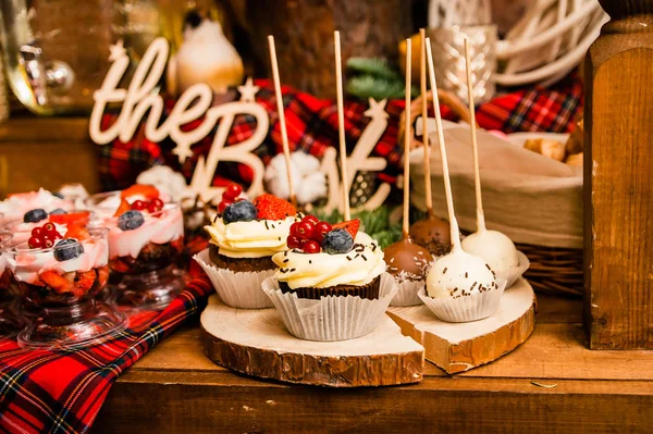 Deliziosi Cupcake Con Bacche Caramelle Rotonde Sul Piatto Legno — Foto Stock