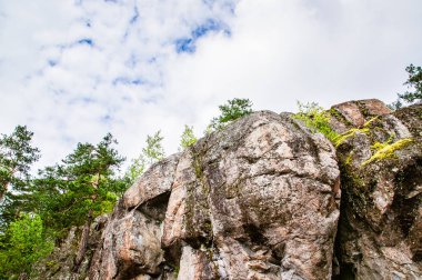 Karelia ormanda yüksek bir kayanın üst