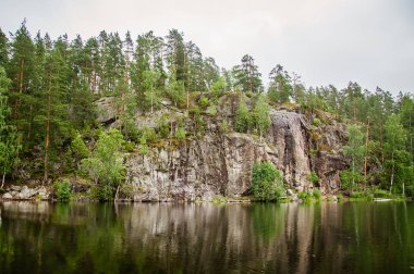 kıyıda kaya yansıması ile sakin göl