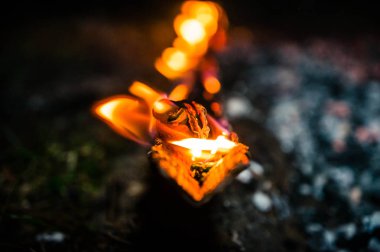 koyu bobin arka plan üzerinde yakın bir alev flaş