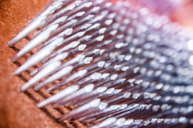 yoga uygulama yakın için yoğun sıkışmış çivi ile bir tahta